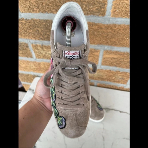 Ash Gull Embroidered Suede Low-Top
Sneaker 39/9 - Picture 8 of 11